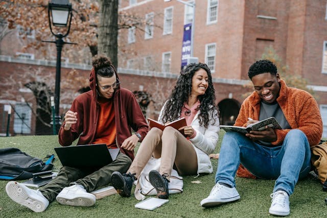 Étudiants échangeant ensemble sur le campus d'une université