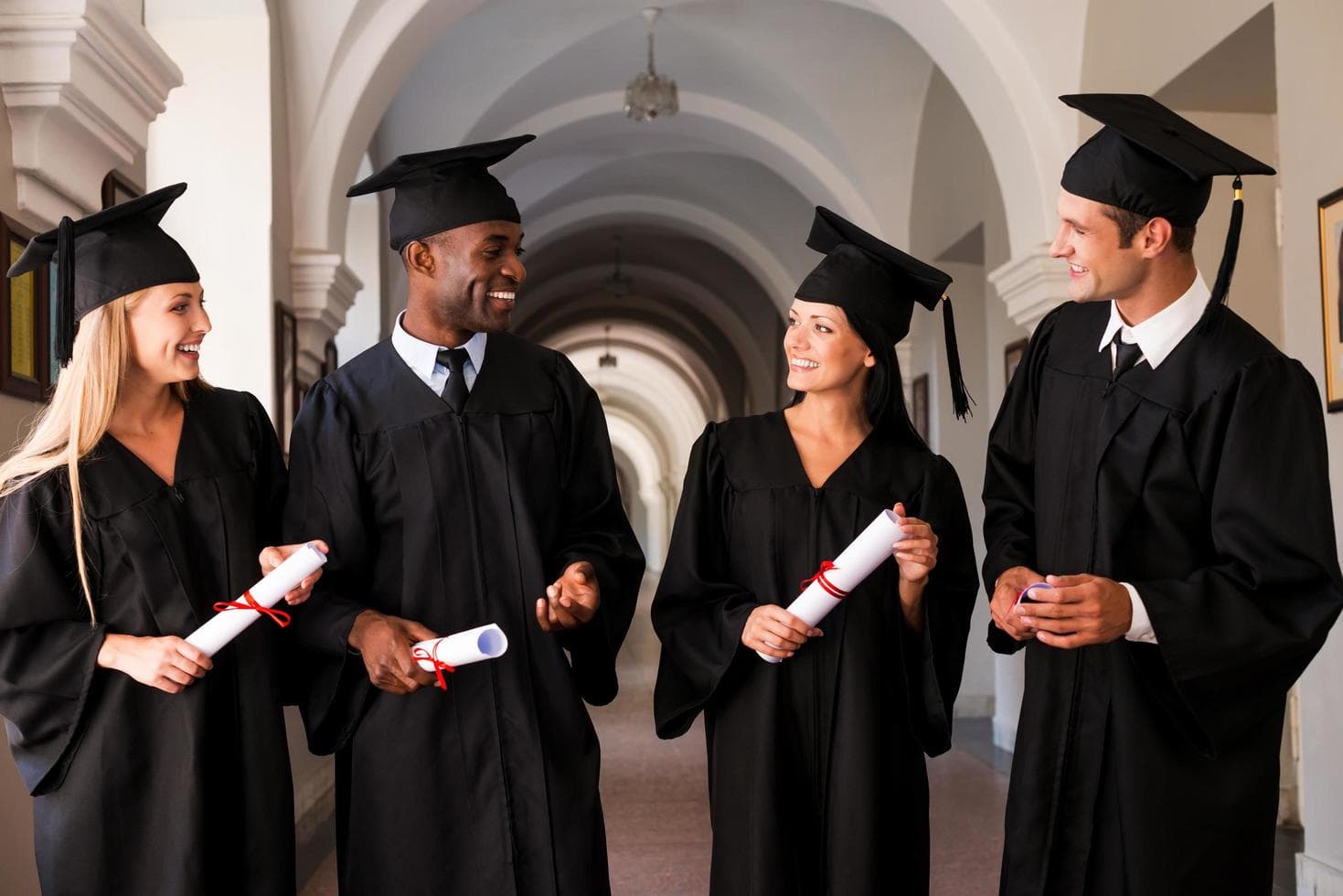 Diplômés en toge lançant leur chapeau lors de la cérémonie de remise des diplômes